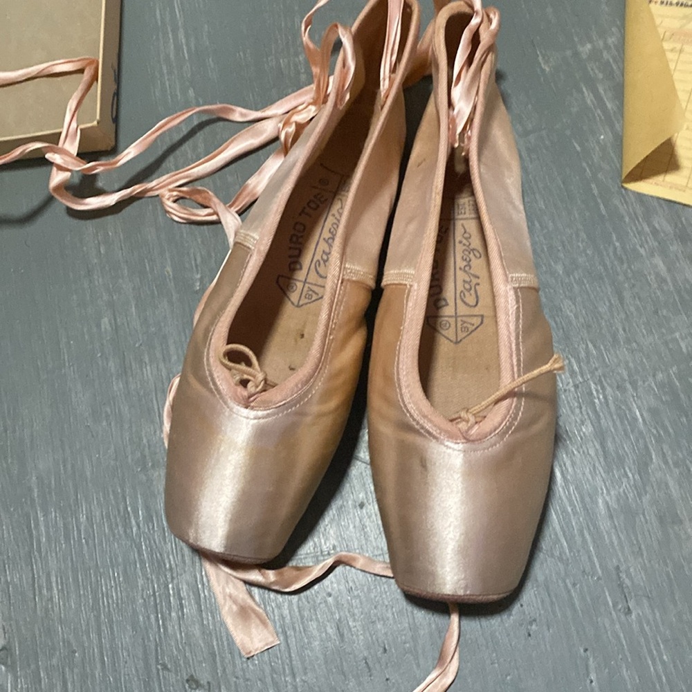 Capezio pointe shoes with original box for art
